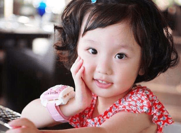 有种灵气叫洪欣的女儿明眸皓齿长相可爱没浪费妈妈好基因