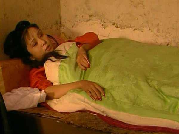 原创晴雯被赶出大观园后瘦如枯柴为何腕上犹戴着四个银镯