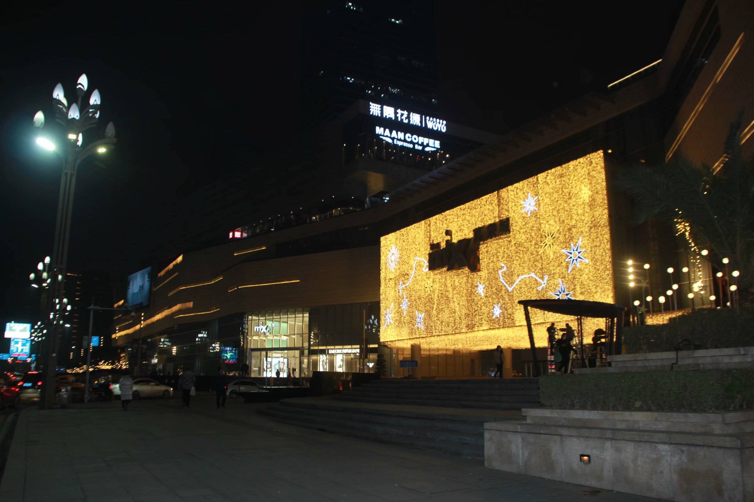 重庆一商场走廊外观灯壁辉煌像一块巨型金砖