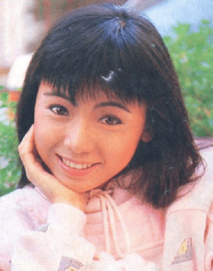 邓萃雯年轻时小萝莉的俏模样试问有谁可以抗拒