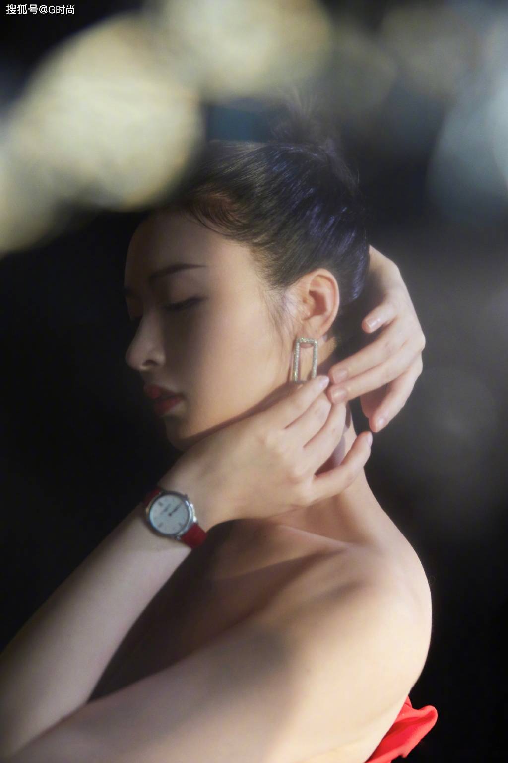 1/ 12 李萌萌亮相国剧盛典,一袭红色长裙感,纯纯