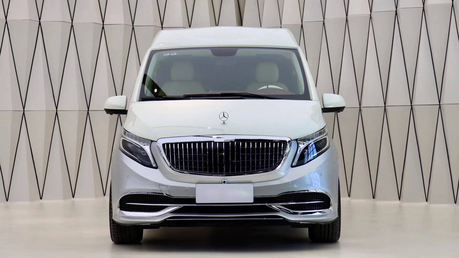 70万的迈巴赫版商务车,接待大方,出游有面儿,大家觉得值吗?