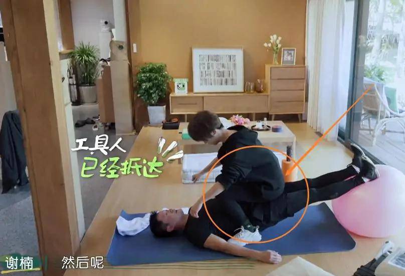 吴京锻炼腹部肌肉让谢楠坐他肚子上看到坐的位置不愧是夫妻