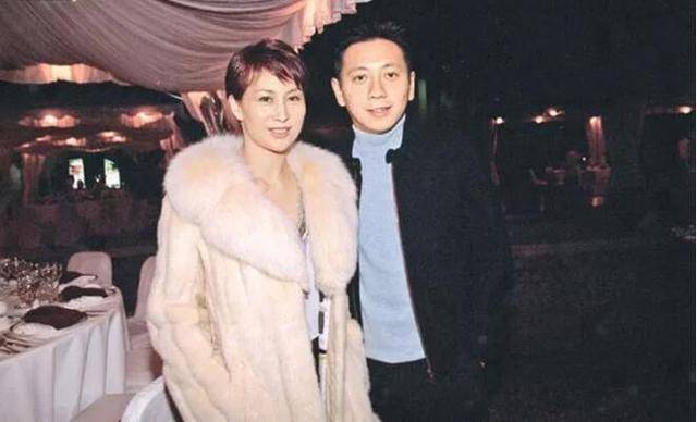 張國榮為她痴情,許晉亨卻為李嘉欣與其離婚_何超瓊