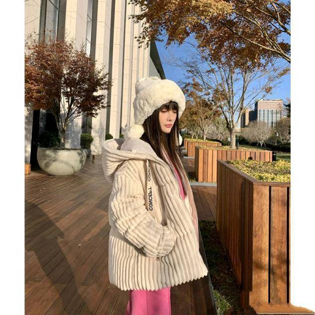 李小璐晒冬装美照绒线帽搭配羽绒服保暖时尚满满的嘻哈少女风