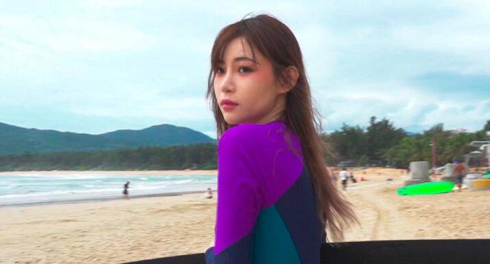 "机车女神"痞幼秀200多万豪车,因p图过度,方向盘