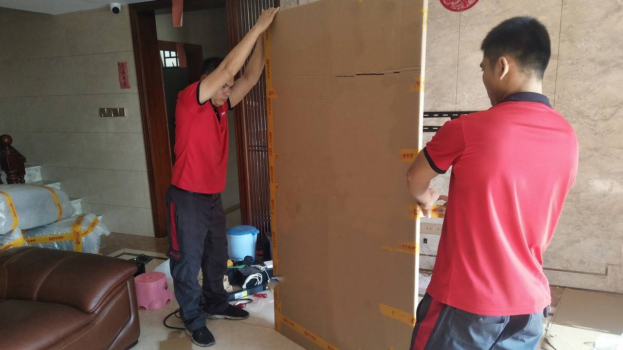 搬家师傅打包物品