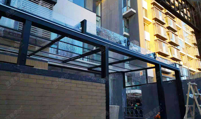 特殊的开合屋顶:地下室楼梯出入口,避免违建又遮风挡雨