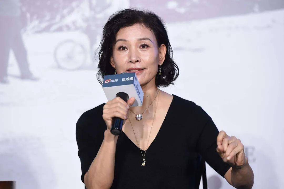 她执导的《天浴》折射出时代洪流下的女性命运,也斩获了金马奖的最佳