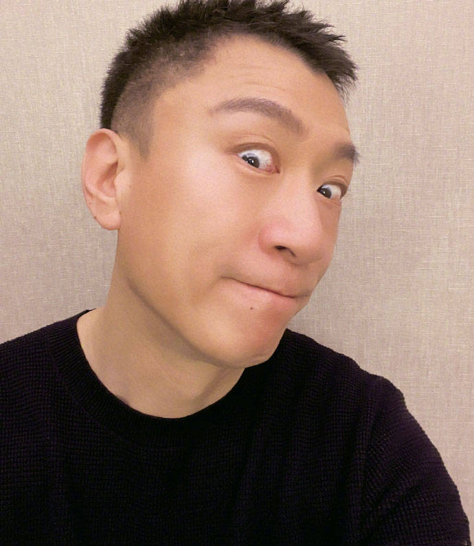 孙红雷自拍还带表情包,卖萌起来还挺有趣.