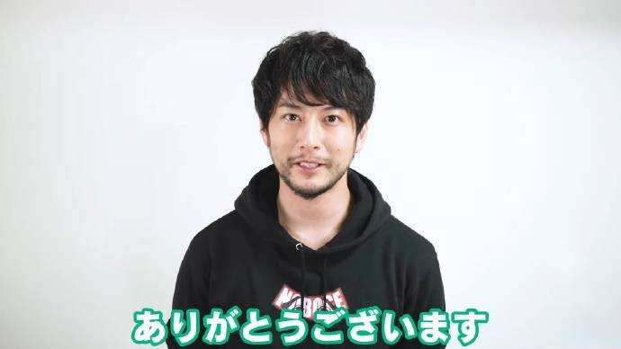 有一种沧桑感,带着一点洒脱,完美符合角色设定,石黑英雄的胡子是舍不