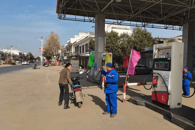 中石化南阳石油分公司西峡丹水站:员工南晓才提醒客户