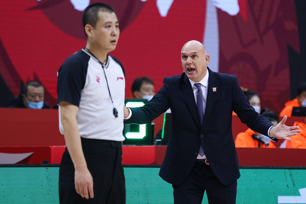 上海男篮101-102负吉林,裁判再次决定胜负,赛后上海主帅说了啥?