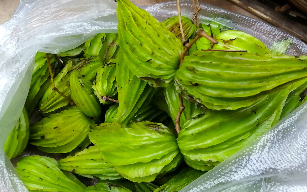 云南大娘摆摊卖野瓜10元一斤每天卖一篮子路人就爱这味