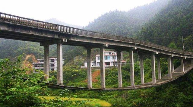 中国最“反常”的桥梁，整座桥不用桥墩支撑，设计师才初中毕业