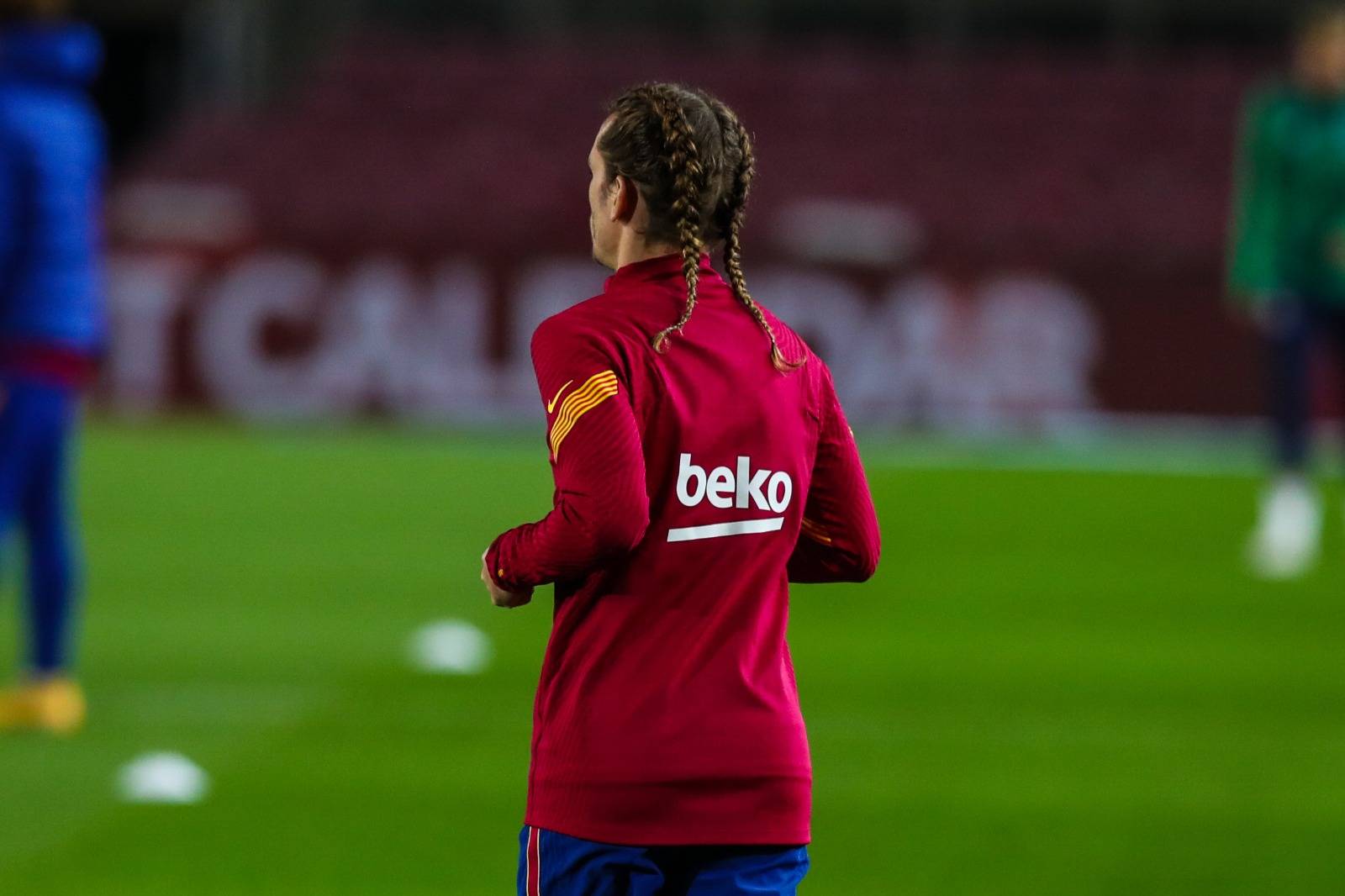 今夜以双马尾离谱造型亮相的格列兹曼,就是巴萨低效进攻的代言