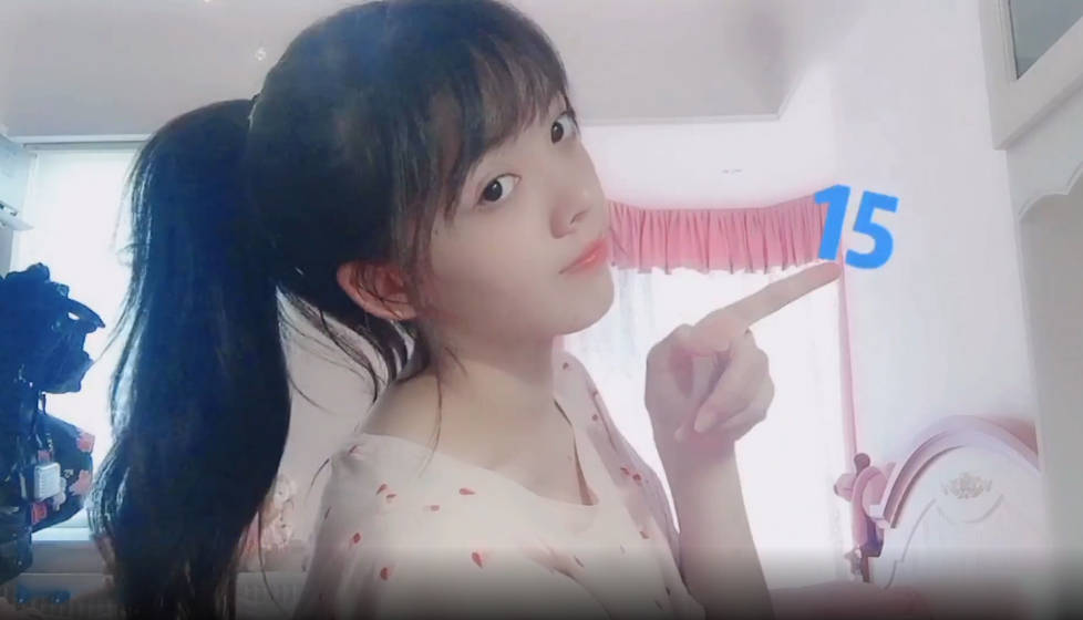 如今15岁的刘黛希是一名中学生,长得非常高挑,在班级里"一览众山小"