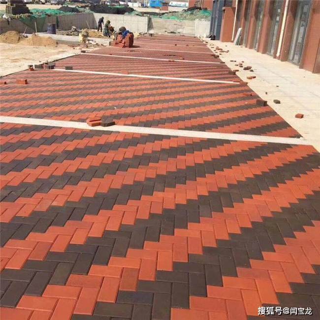 西安任昊和建材分享彩色透水砖铺设的人行道舒适感强防滑还很美观