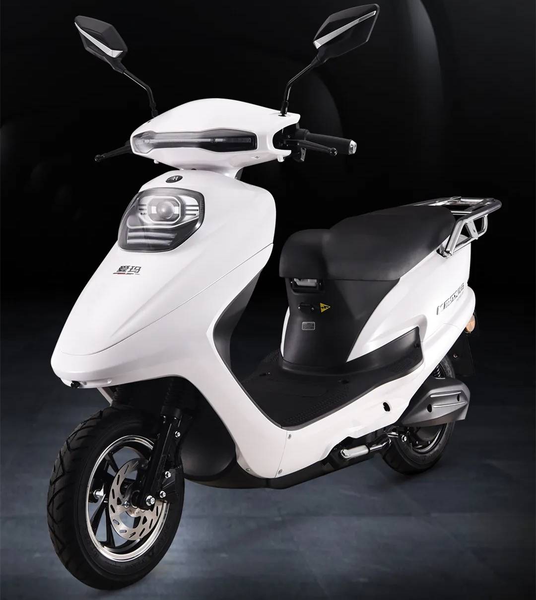 作为爱玛重点打造的电摩车型,巡洋舰k350注重动力的提升,其配备的是