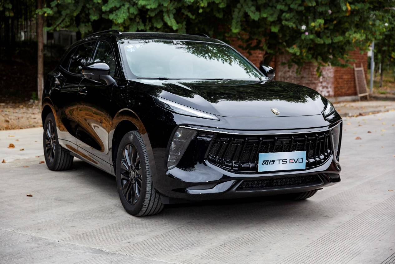 除车头让我颇为喜欢外,风行t5 evo的侧面和尾部也比较吸引我.