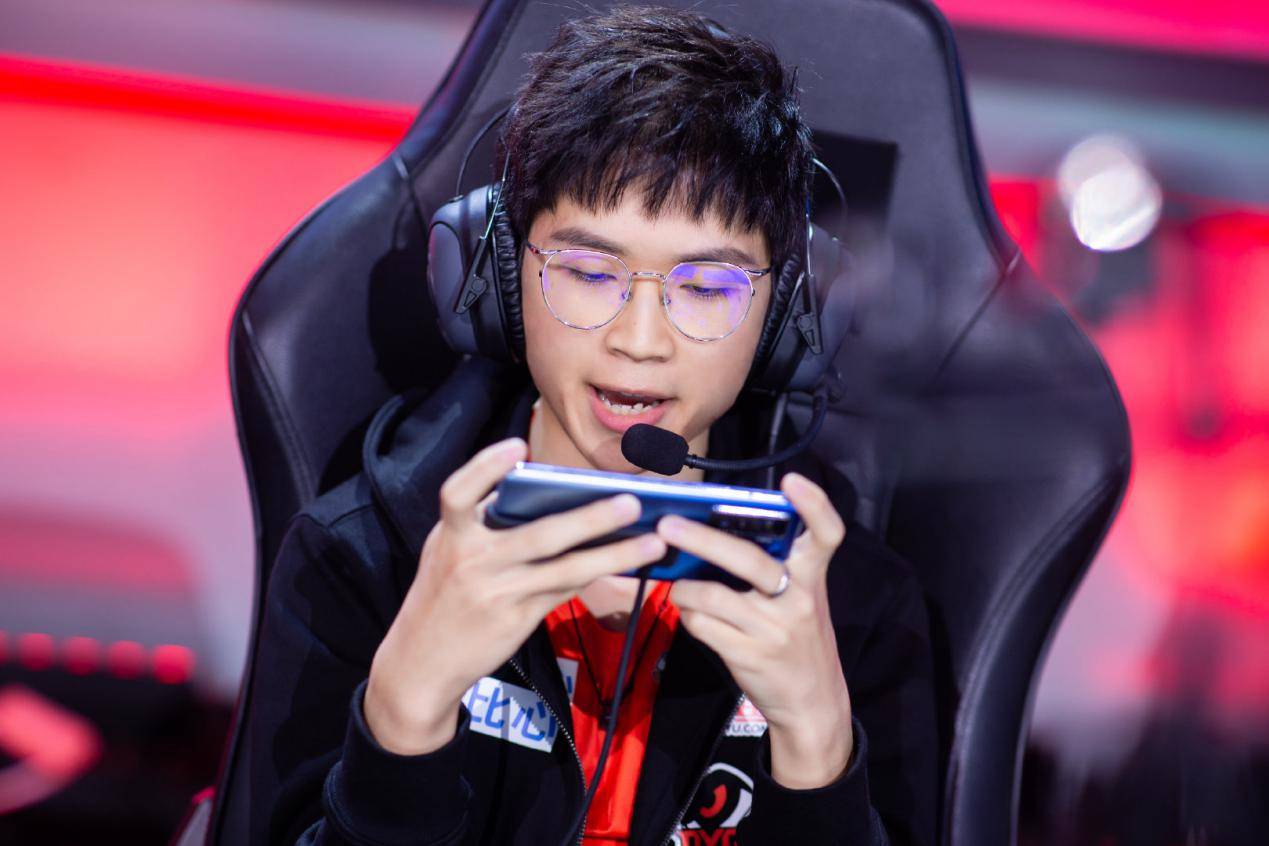 原创kpl:久诚硬拉猫神下场?开播替补法王挂嘴边,办公卖惨