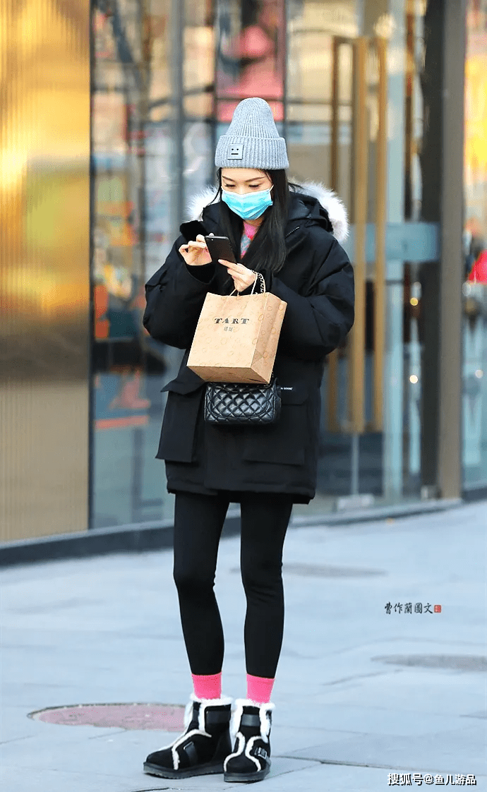 街拍:把雪地靴穿得耳目一新的美女
