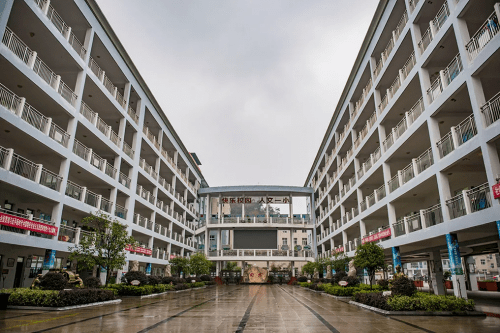 十堰市张湾区教育局捐赠人民币1000万元,助力张湾区下属的东风第一