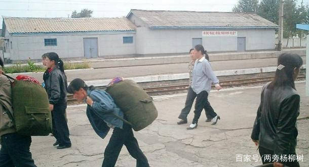中国游客给朝鲜导游小费，小姑娘双眼都红了，游客瞬间懵了
