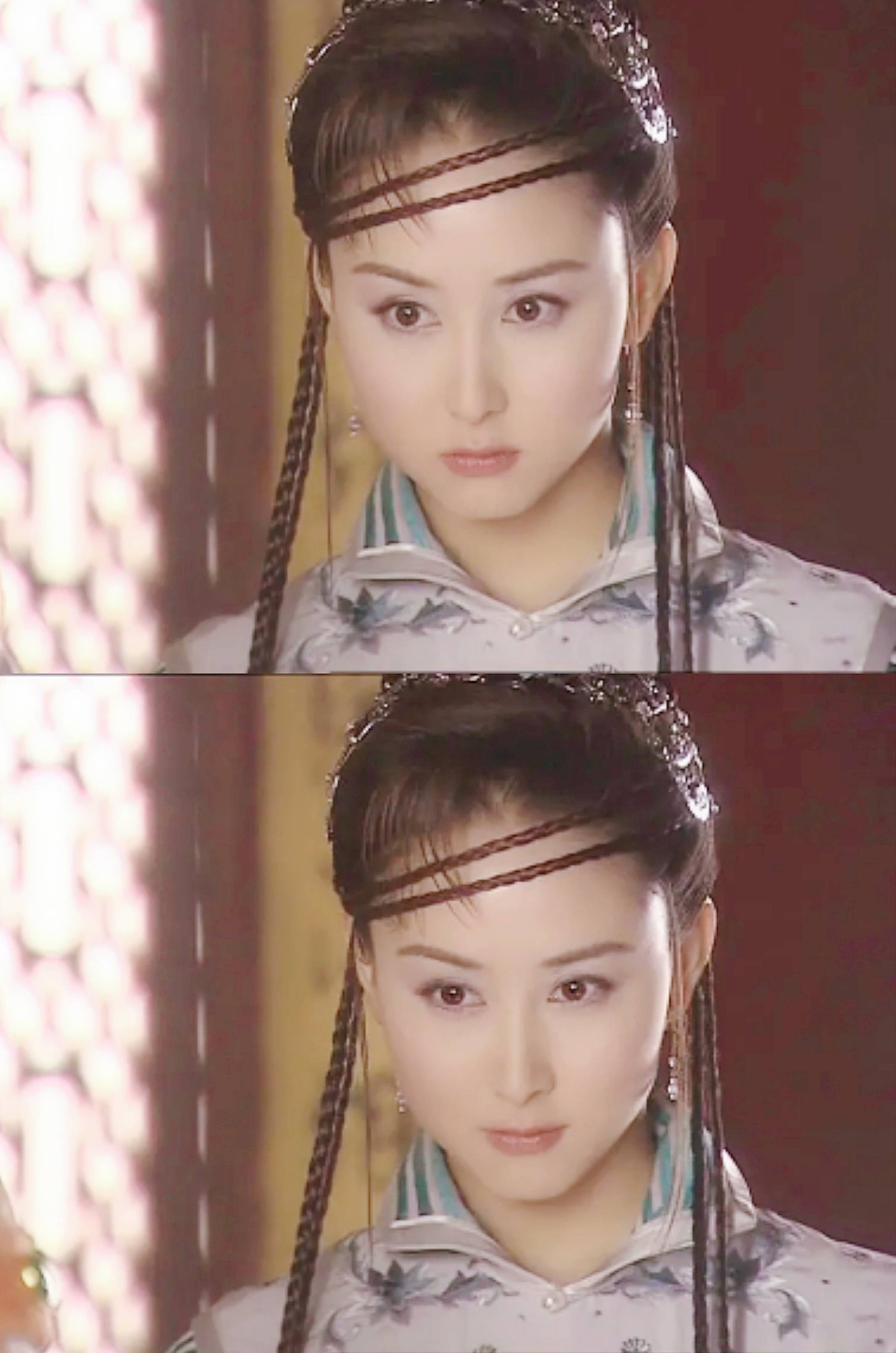 与她垂于胸前的辫子相呼应头上还留有一小撮薄薄的刘海在额头辫子