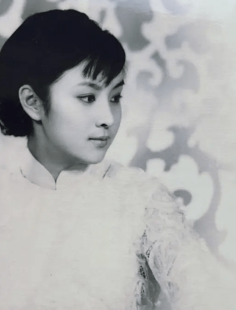 18岁就主演了首部电影《天之骄女》,饰演严兰贞一角.