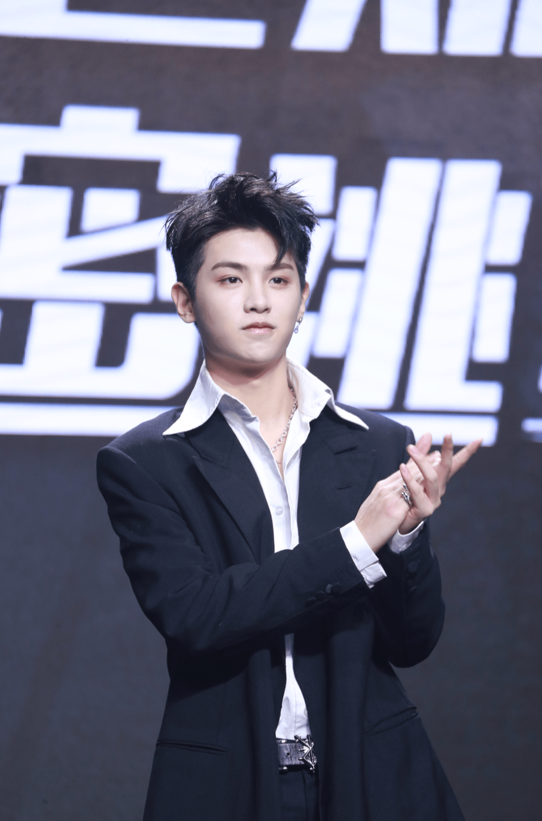 黄明昊走模特步帅到飞起 调侃想挑战寸头造型