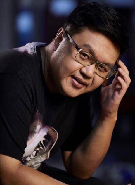 《那江烟花那江雨》导演是张凯,张凯除了是导演还是一位制片人,曾是央