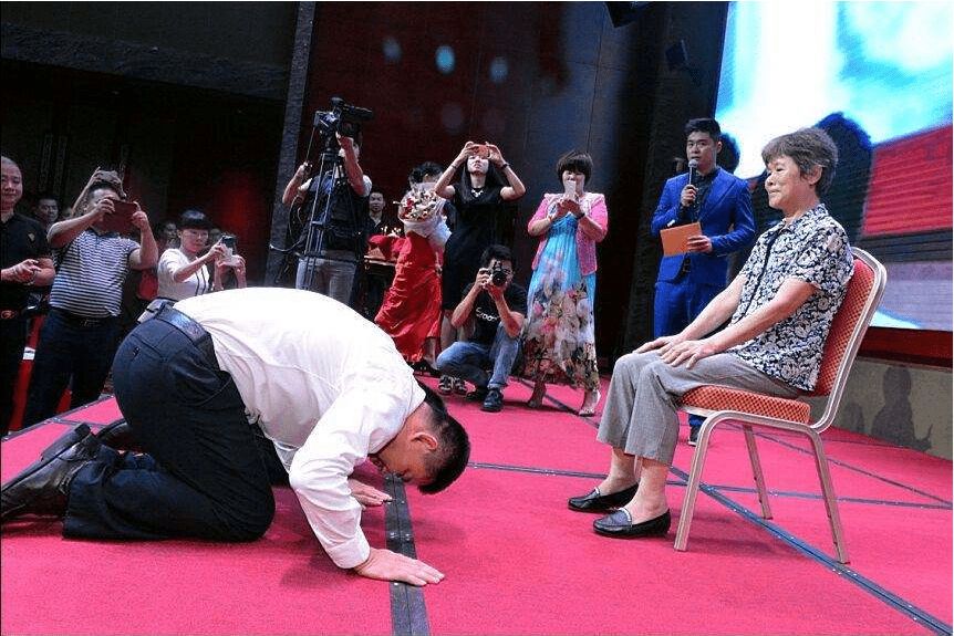 相互跪拜的"孝道教育",形式大于内容