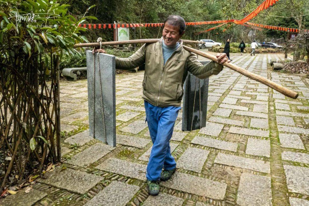 作家冯骥才笔下的的“挑山工”很出名，其实在千佛山景区也有