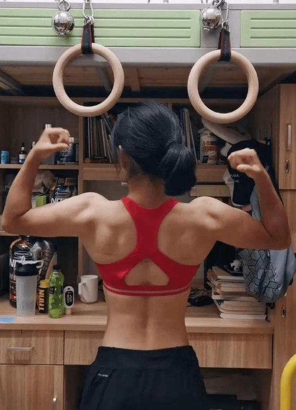 但是,把健身当成是一种爱好坚持下来的冯丽,却并没有这样的困扰.