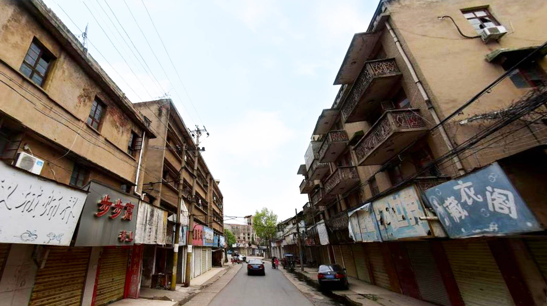 武汉远城区有条老正街:建在长江边,充满乡镇风的体育用品专营地