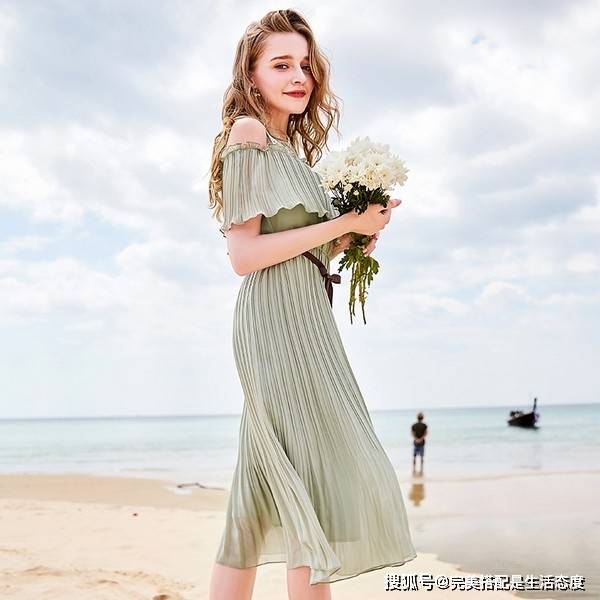 萱客搭配深蓝色网纱蕾丝拼接连衣裙