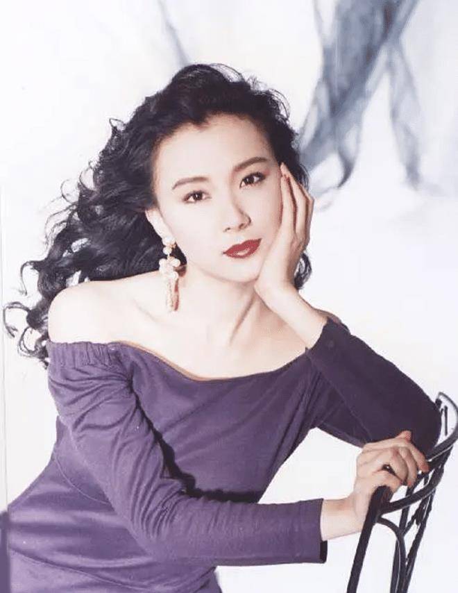 原创51岁萧蔷近照曝光脸部浮肿僵硬认不出美腿纤细瘦似牙签