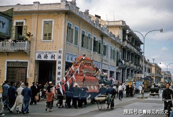 老照片1957年的澳门窄窄的老街