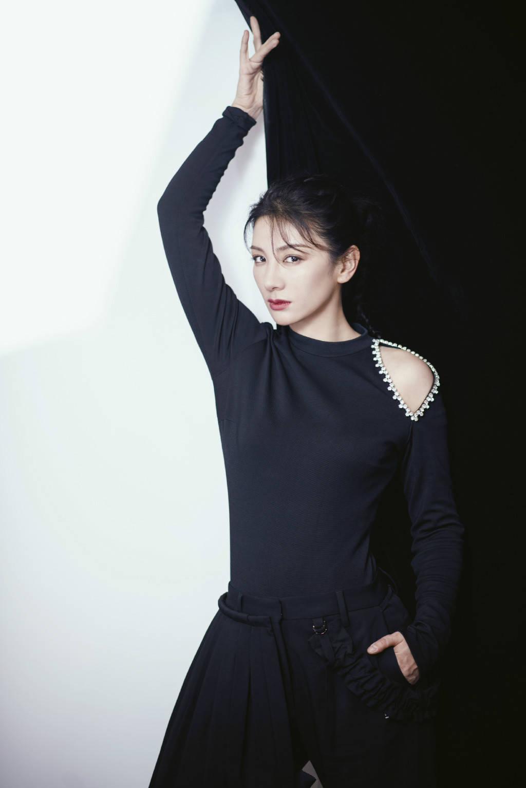 黄奕的抹胸毛衣真时髦紧身上衣配松垮裤子细腰太抢镜了