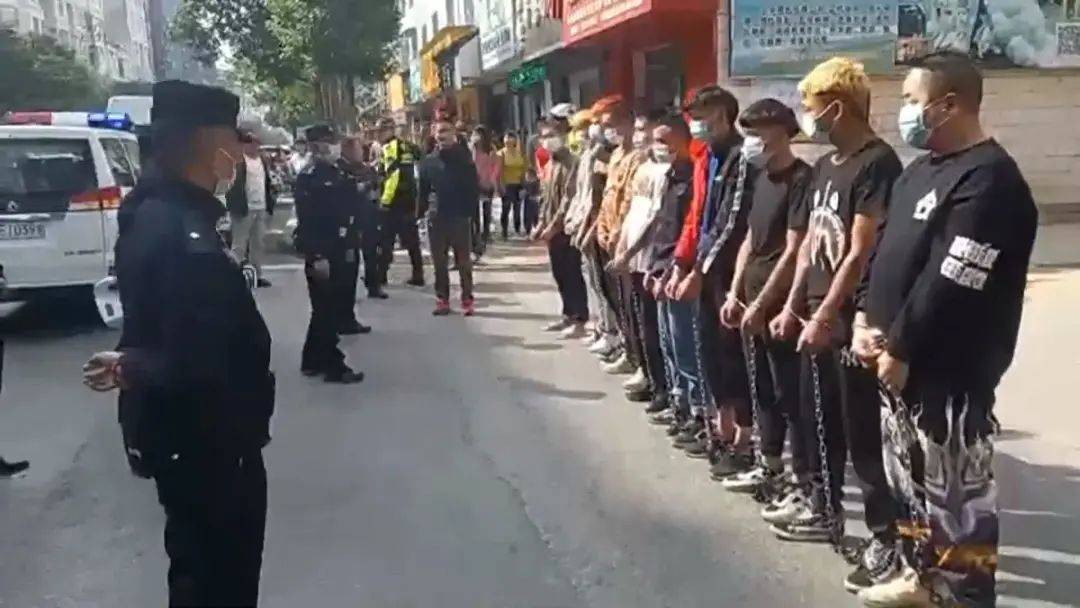 云南这里当街约架!车里拿出砍刀劝架……_杨某