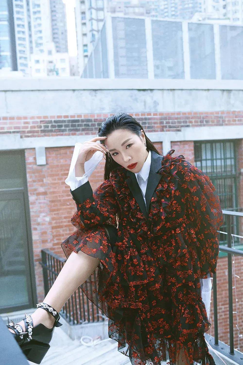 香港富n代名媛张翡玶露面,穿绿裙为地产太子庆生,合照尽显亲密