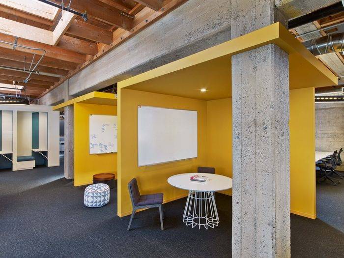 轻松易筑|办公室里突兀的大柱子,这样做设计感满满_手机搜狐网