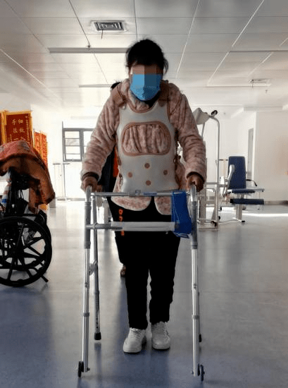 脊膜瘤导致双下肢瘫痪47岁再学一次走路