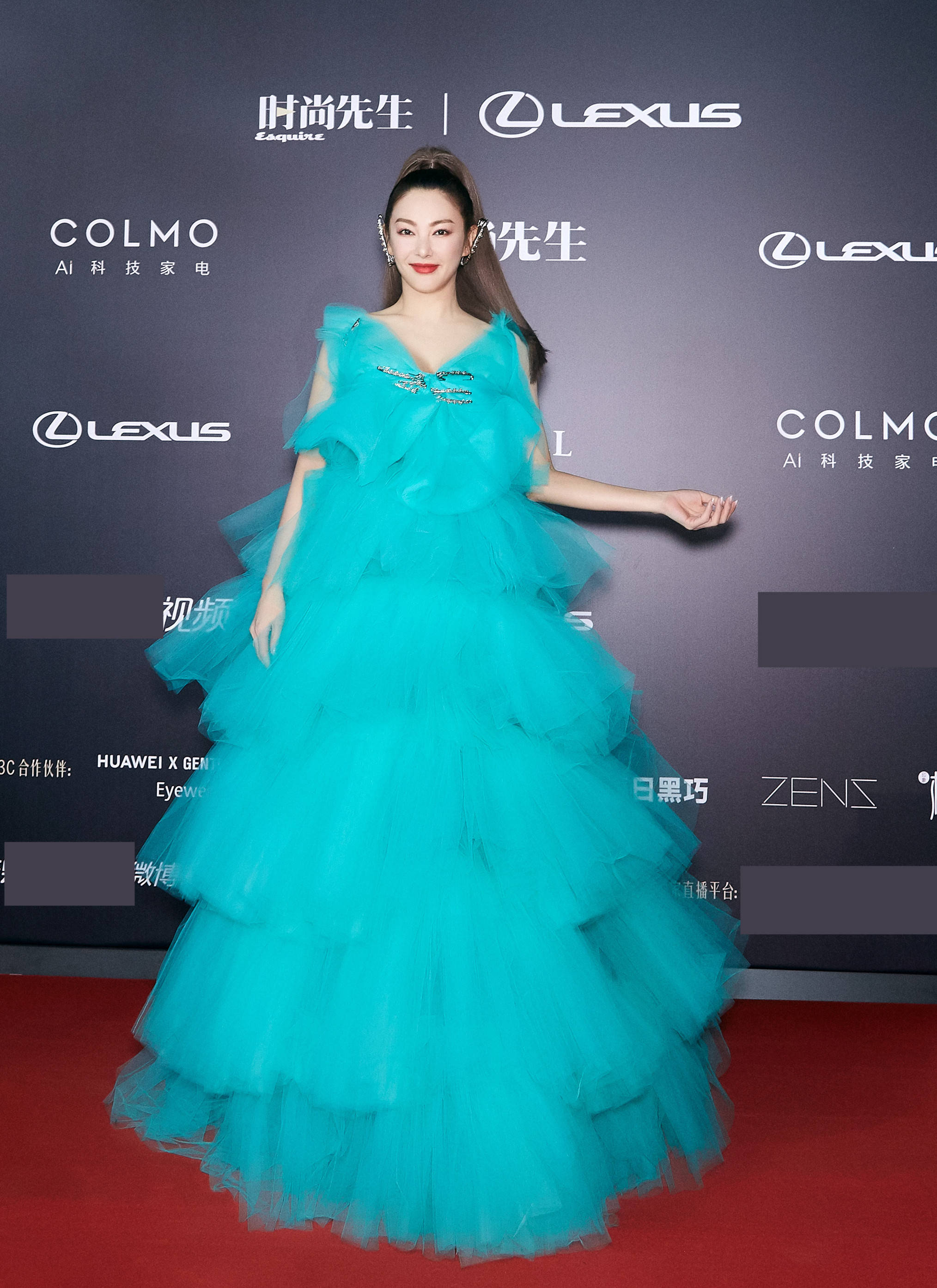 红毯上的这套francesco scognamiglio2020春季高定礼服,占地面积更大