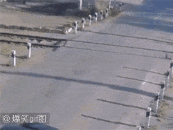 原创搞笑gif当兄弟和心仪的女孩跟你开了个玩笑时结果让人意想不到