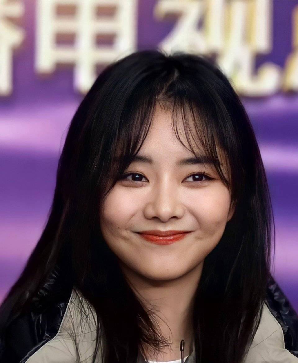 30岁谭松韵皮肤白嫩似少女,轻松扛住央视镜头,网友:看起来像18岁