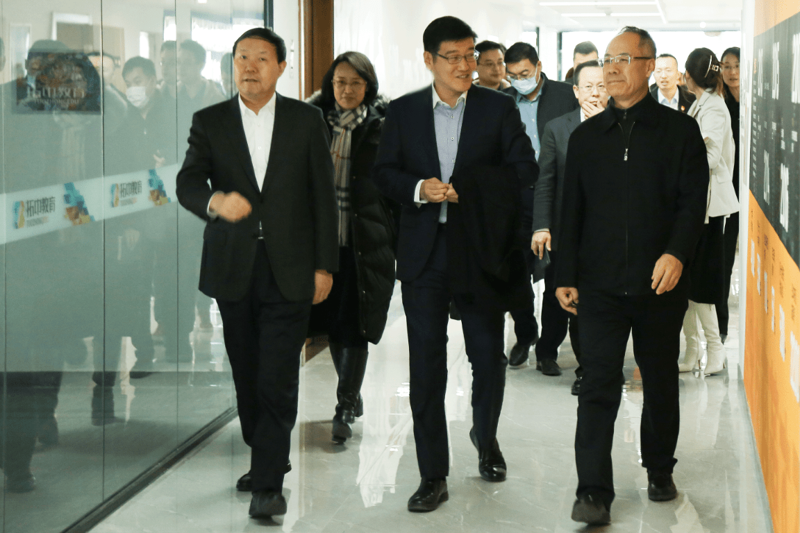 大连副市长张志宏莅临芥末留学母公司拓中教育调研指导工作