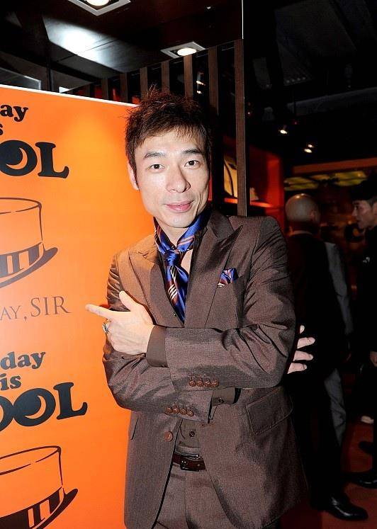 当时也因为潘恒章助理的声名大减,相反,郑秀文却被爱情伤害,全身心