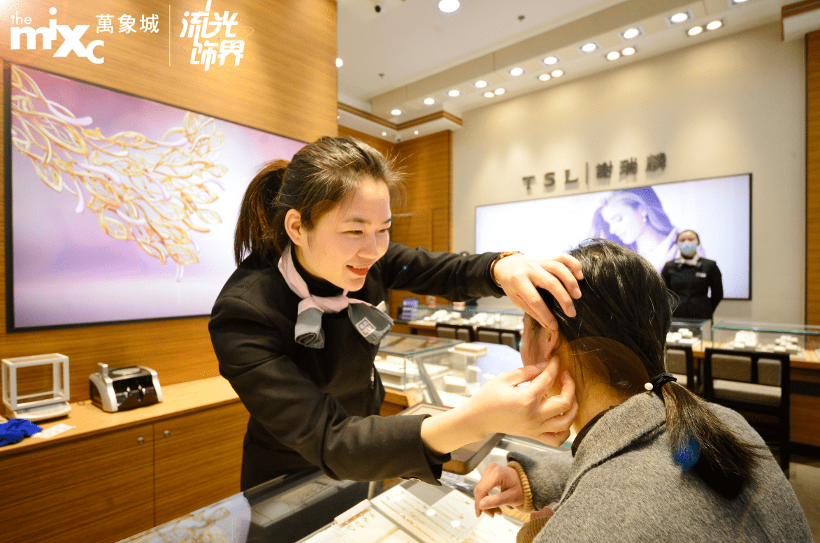 赣州万象城【流光饰界】珠宝区璀璨开业 圣诞狂欢火热开启